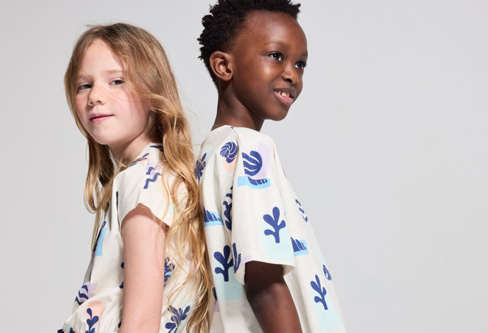 Enfants portant la collection Etikashion en coton biologique certifié GOTS, mode éthique pour enfants de 3 à 16 ans