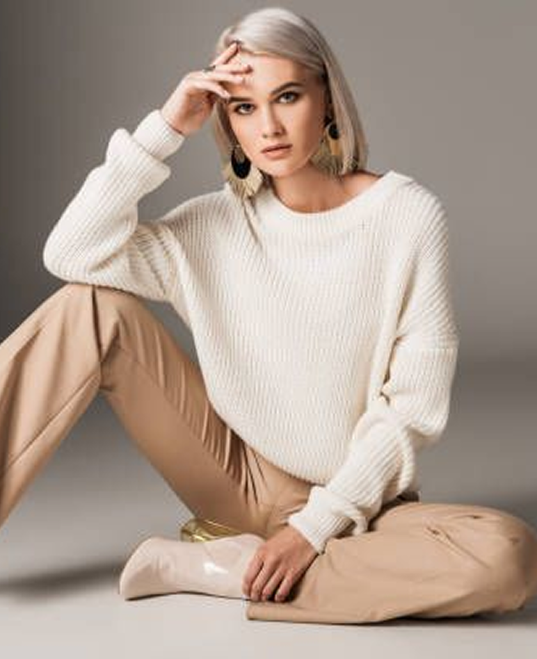 Femme portant un pull en coton biologique Etikashion, collection femme mode éthique et durable