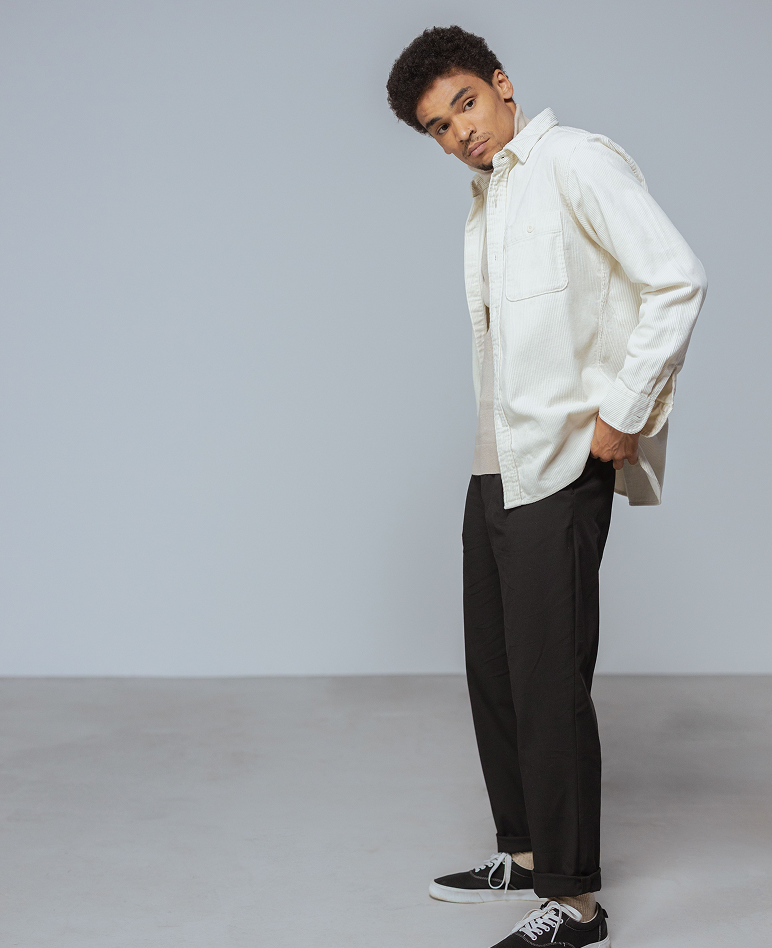 Homme portant une chemise Etikashion en matière durable, collection homme mode éthique